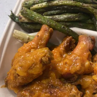6 Wings and asparagus