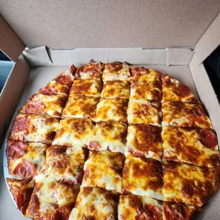 Peperoni pizza with extra cheese