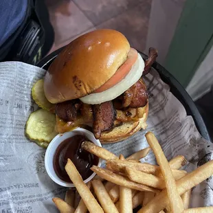 Pub burger with tomato and onion