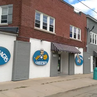 the outside of the restaurant