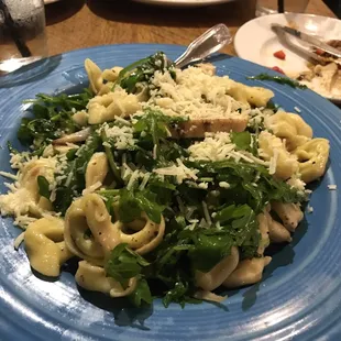 Tortellini with chicken and arugula
