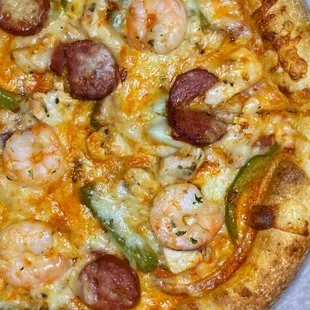 a shrimp and pepperoni pizza