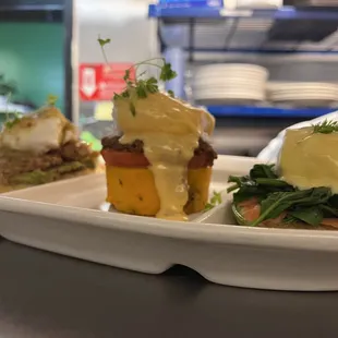 Trio Benedict 
Carnitas/ llapingacho/ smoked salmon