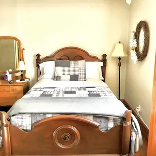 Room (U6) Full size bed with tv, shower and tub combo, window unit. Upstairs