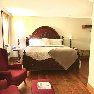 Room (U7) King size bed with jetted tub and shower combo, tv, window unit. Room has a adjoining room reserved only or together. Upstairs