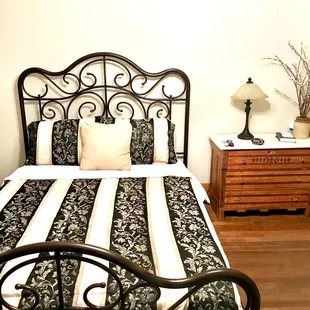 Room (D2) Queen size bed, tv, shower and tub combo. Downstairs