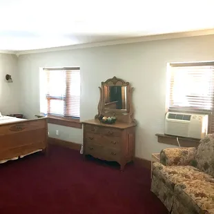 Room (U3) Queen bed and queen size sleeper sofa. Upstairs