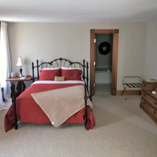 Room (U1) Queen size bed with a large jetted tub only no shower, tv, window unit. Upstairs