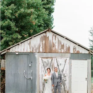 This old barn is the perfect backdrop for this beautiful couple. Photo by Erin Milnick