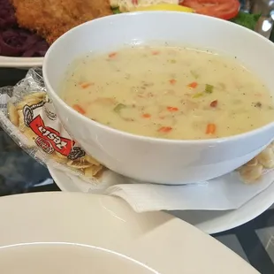 Big bowl of homemade style clam chowder. Very good :)