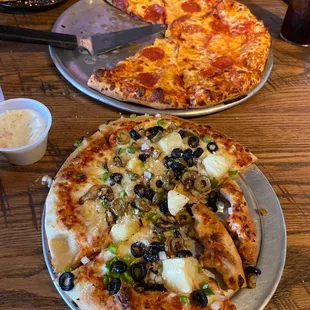10 inch veggie pizza and 14 inch pepperoni pizza - amazing!!