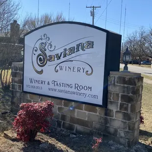 a sign for saviana winery