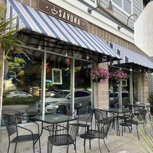 the outside of the restaurant