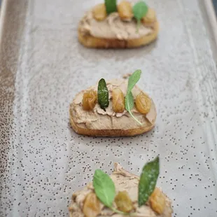 Fatatini: sultanina, sage, crostini