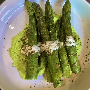 Hot &amp; cold asparagus fresh Fava purée salad