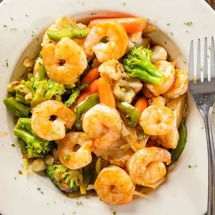 a plate of shrimp and broccoli