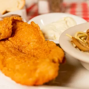 a plate of chicken and pasta