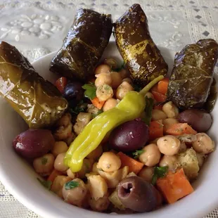 Chickpea salad with dolmas