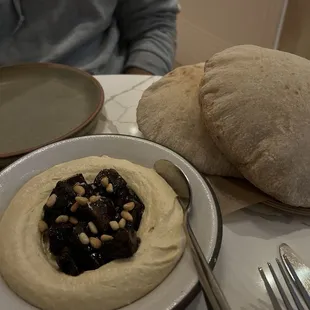 Hummus, pita, Wagyu