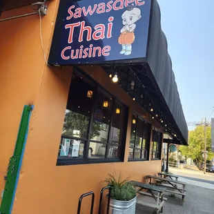 the outside of the restaurant