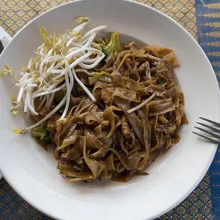 a plate of noodles and broccoli