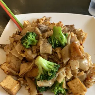 Pad see ewe with beef and tofu