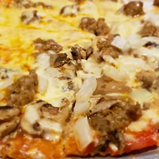 Sausage mushrooom and onion pizza
