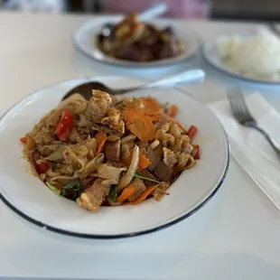 Drunken noodles w crispy pork