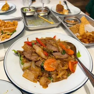 Mama Pad kee mow w/ grilled crying tiger