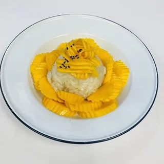 Sweet sticky rice with mango (seasonal)