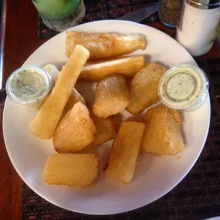 6 Pieces Yuca Frita con Salsa de Cilantro