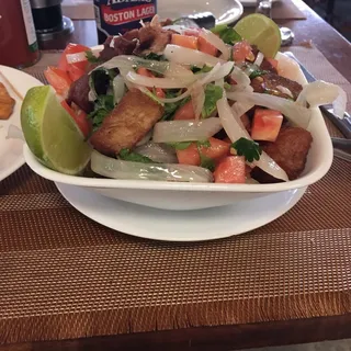 Masitas de Puerco Fritas con Majo y Cebollas