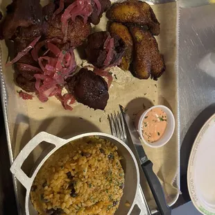 Arroz y granules, maduros y frita Masitas de Puerco Fritas