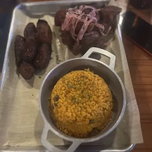 Arroz y granules, maduros y frita Masitas de Puerco Fritas