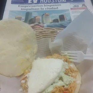 Arepa de pollo = Chicken arepa...so good!