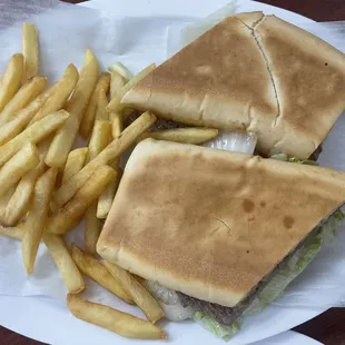 Steak Sandwich/Sandwich de Bistec with Fries