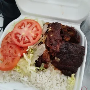 Old rotten meat. Costilla "al horno". Come with nasty bbq sauce to mask old meat. Salad with NO dressing.