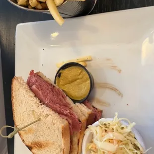 Corned beef sandwich with fries &amp; comeslaw