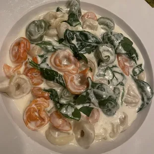 Tortellini alfredo with spinach