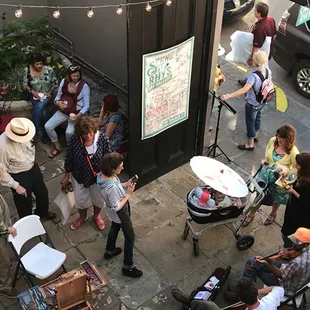 Visitors to the gallery courtyard in April 2017 during a painting/music session.