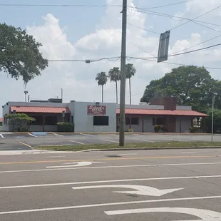 Worst bbq ever, thats why the parking lot is empty....