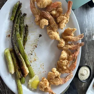 Fried shrimp with grilled asparagus