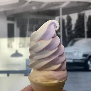 Small Swirl strawberry/orange pineapple cone