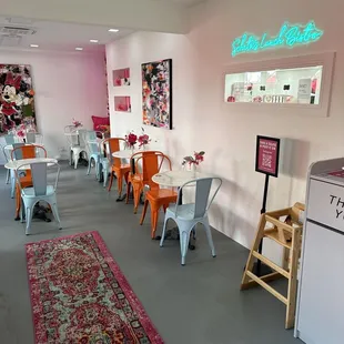 Very cute dining room.