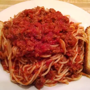 a plate of spaghetti and bread