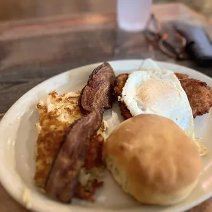 a plate of breakfast food