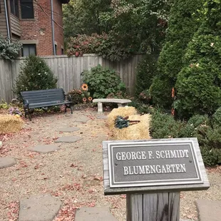 Blumengarten behind fudge store