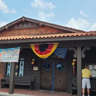 outside of Schnitzelbank