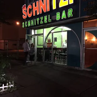 the front of a restaurant at night