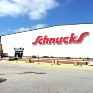 Outside entrance (changed to schnucks now)